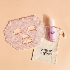 Gesichtsmaske aus Rosenquarz mit Gesichtsserum mit Vitamin C